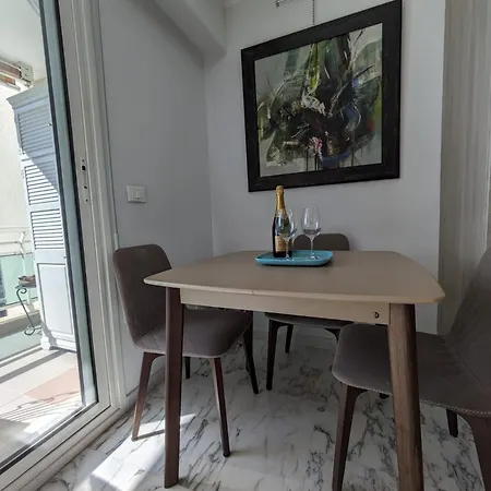 Roof Garden Seaview, Bnbrickeys アパート ボーソレイユ